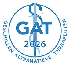 Logo van GAT 2025, met een caduceus en de tekst "Geschilden Alternatieve Therapeuten". Coach en therapeut.